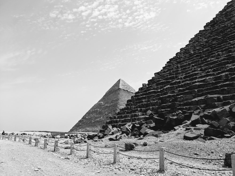 a black and white photo of the great pyramid of giza