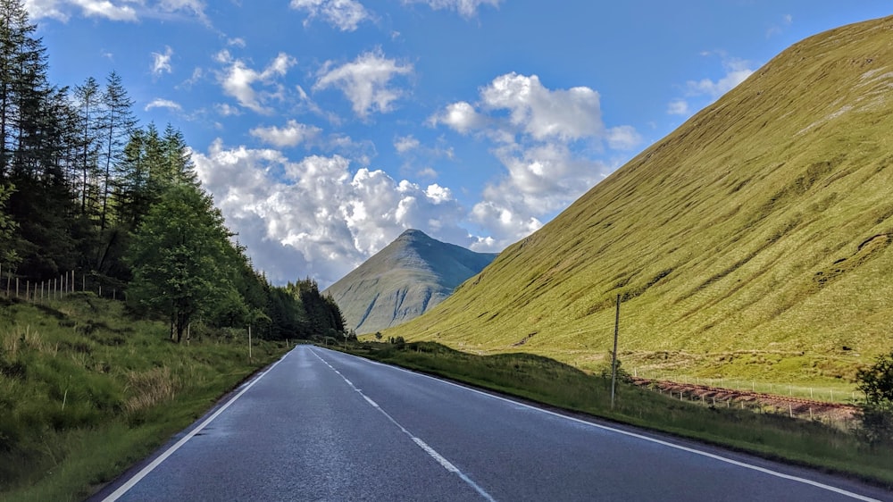 Eine lange Straße mit einem Berg im Hintergrund