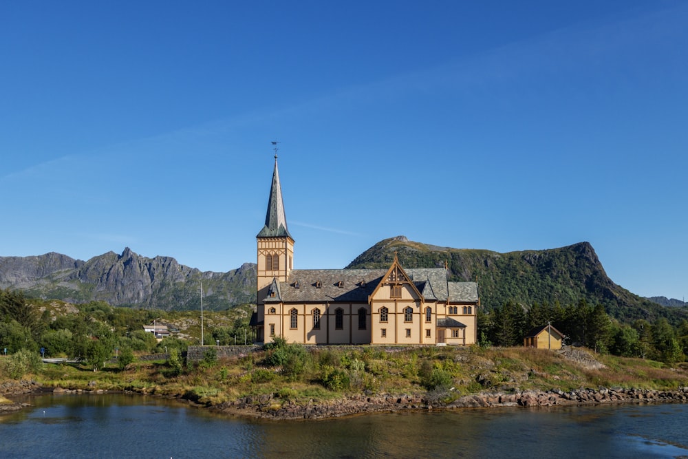 uma igreja em uma pequena ilha no meio de um lago