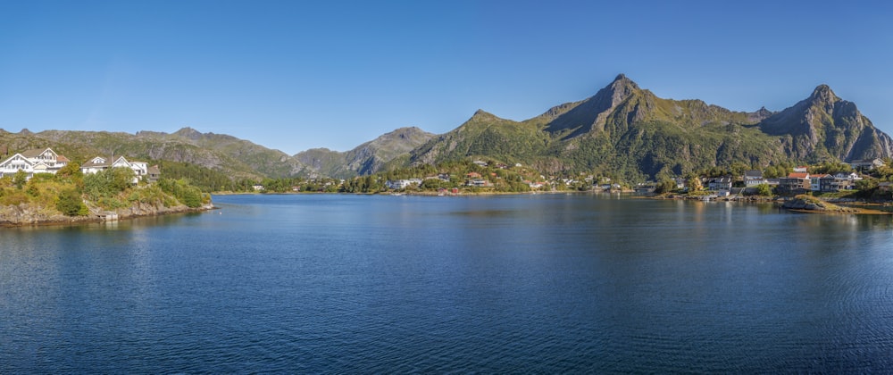 un plan d’eau avec des montagnes en arrière-plan