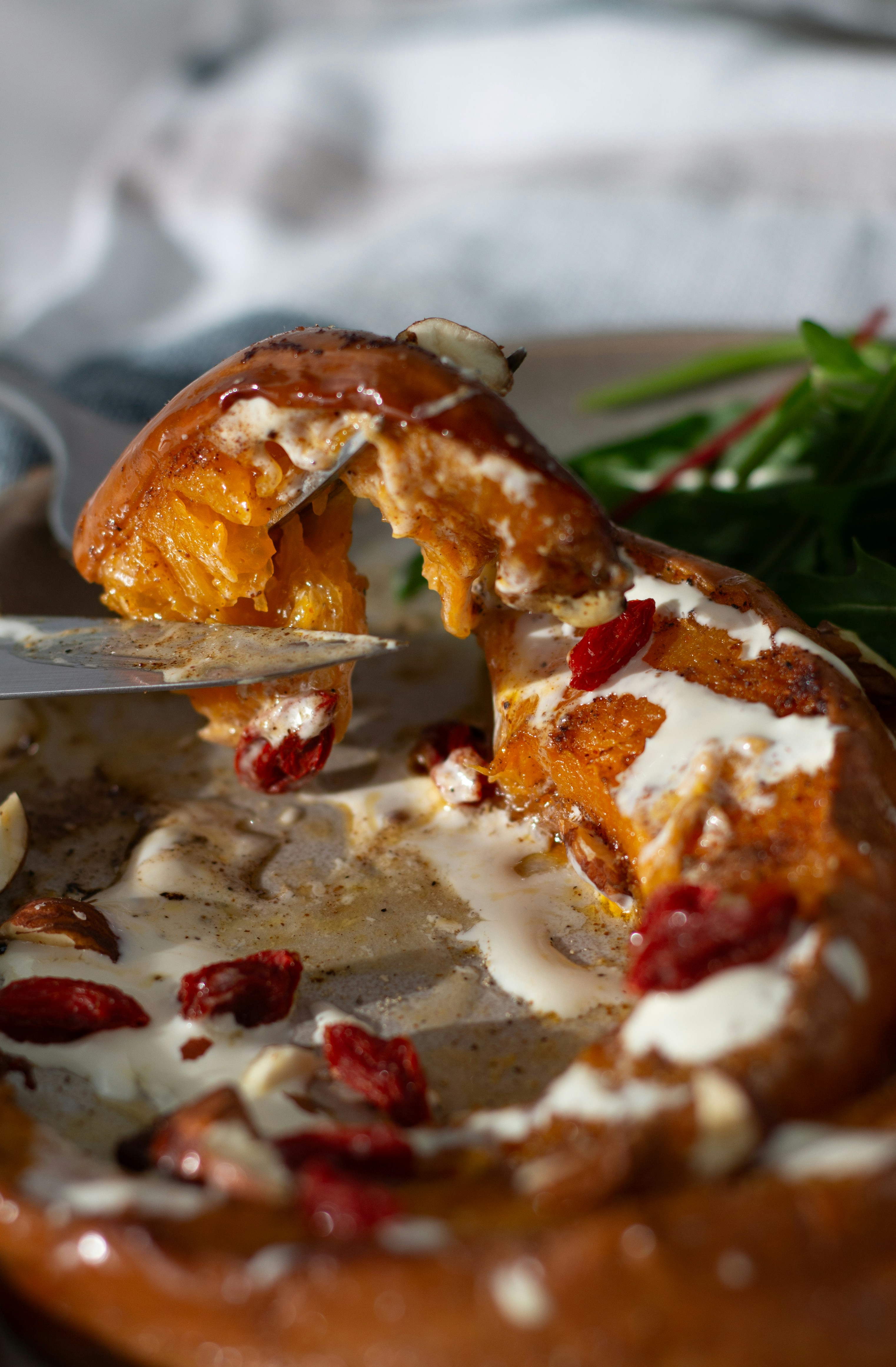 칼로 음식 접시를 클로즈업