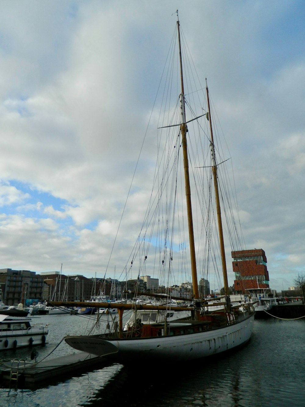 Un velero está atracado en un puerto