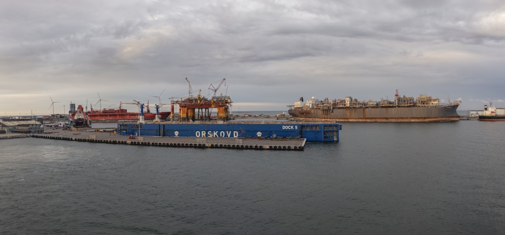 水域の真ん中に鎮座する大型貨物船