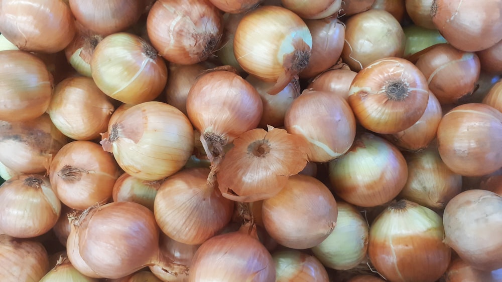 a pile of onions sitting next to each other