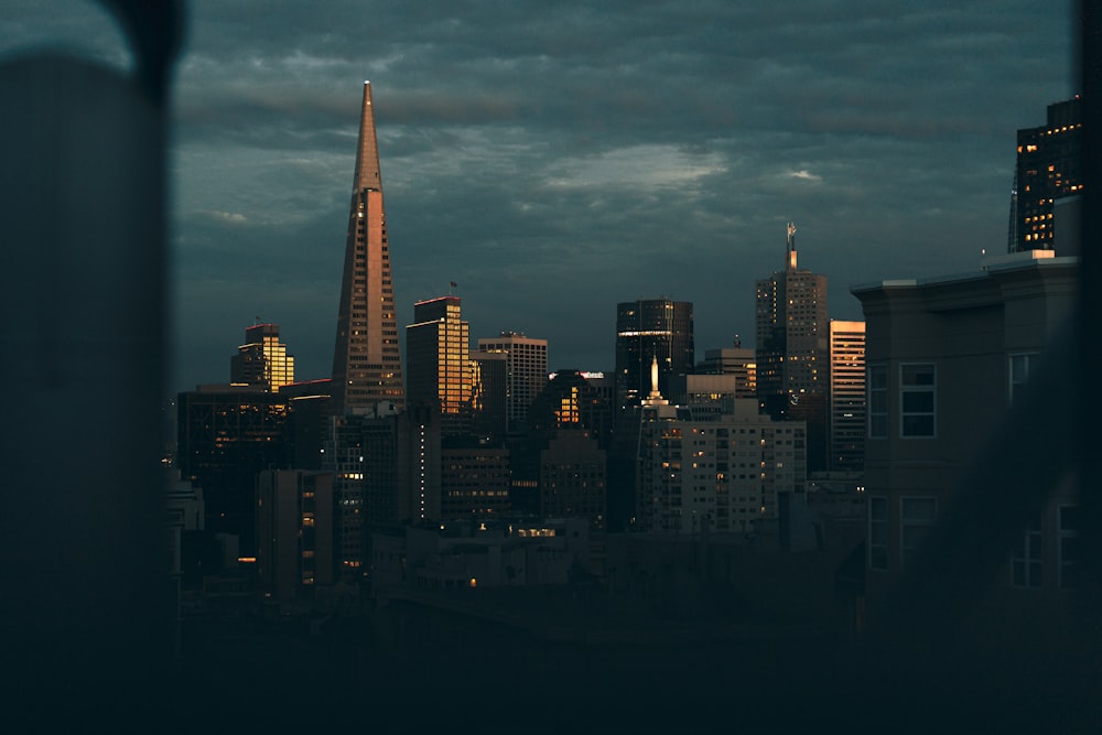 Una veduta di una città di notte da una finestra