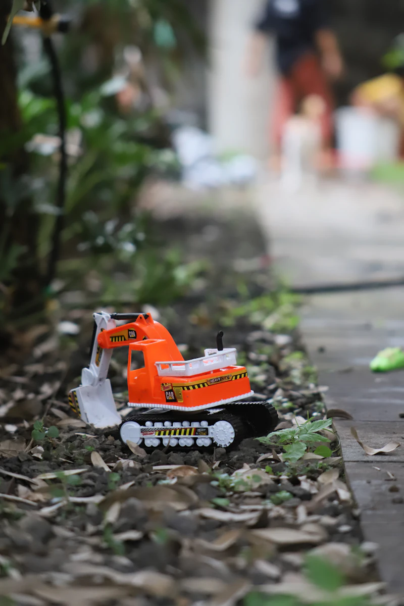 Bulldozer a escala 1:14 con hoja frontal apoyado en el terreno