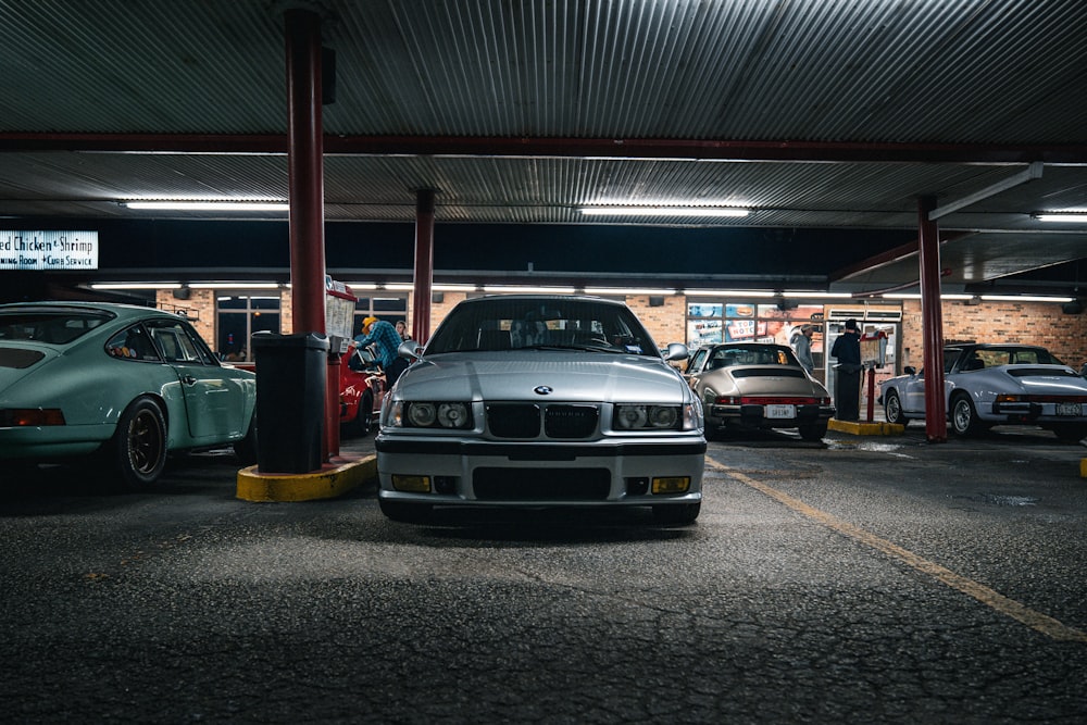 eine Gruppe von Autos, die auf einem Parkplatz geparkt sind