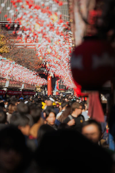 Multitud de personas caminando por una calle concurrida