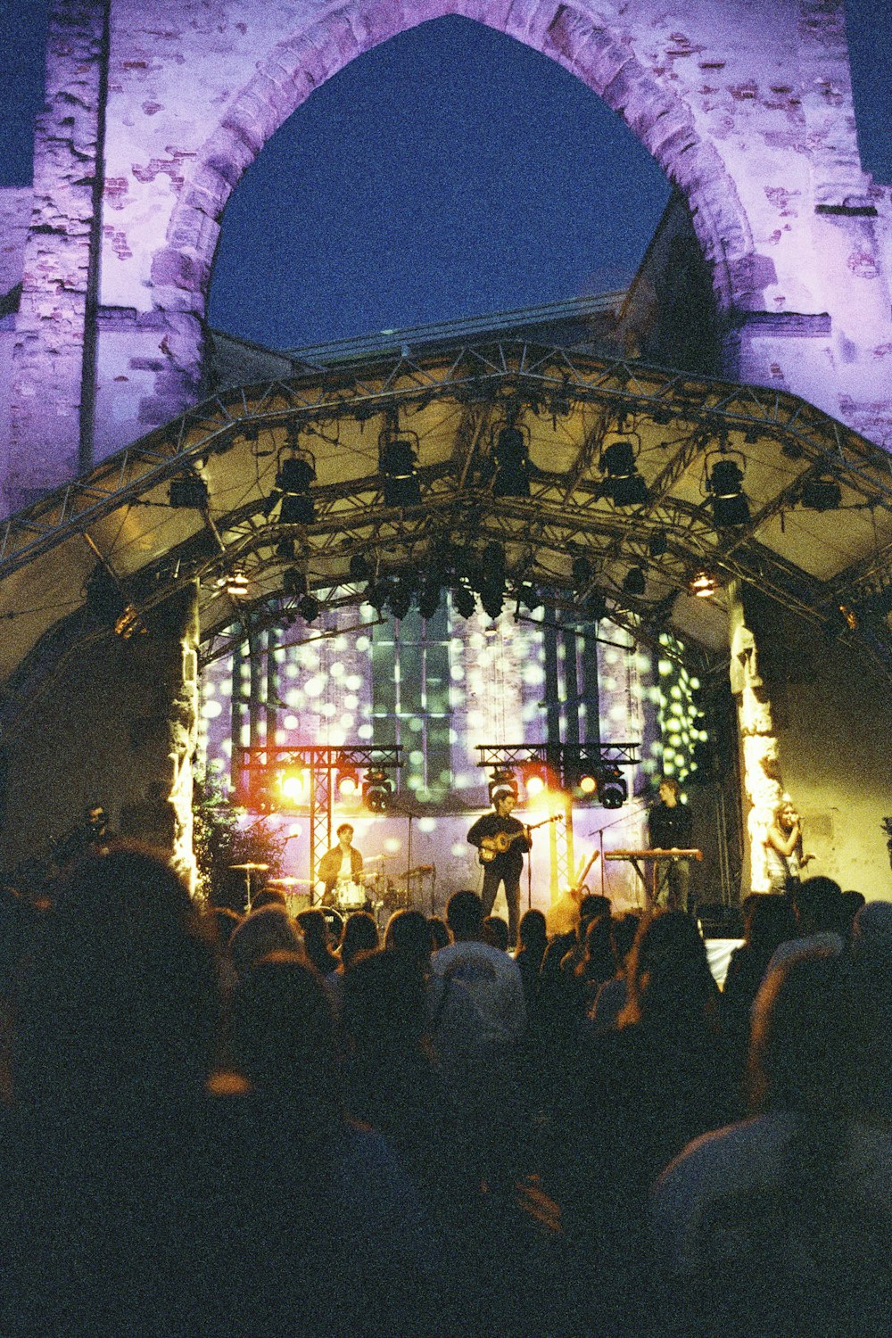 un gruppo di persone in piedi in cima a un palco
