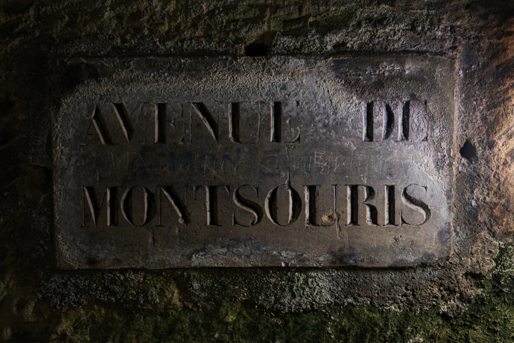 a plaque on a stone wall that reads wine d'montsouris