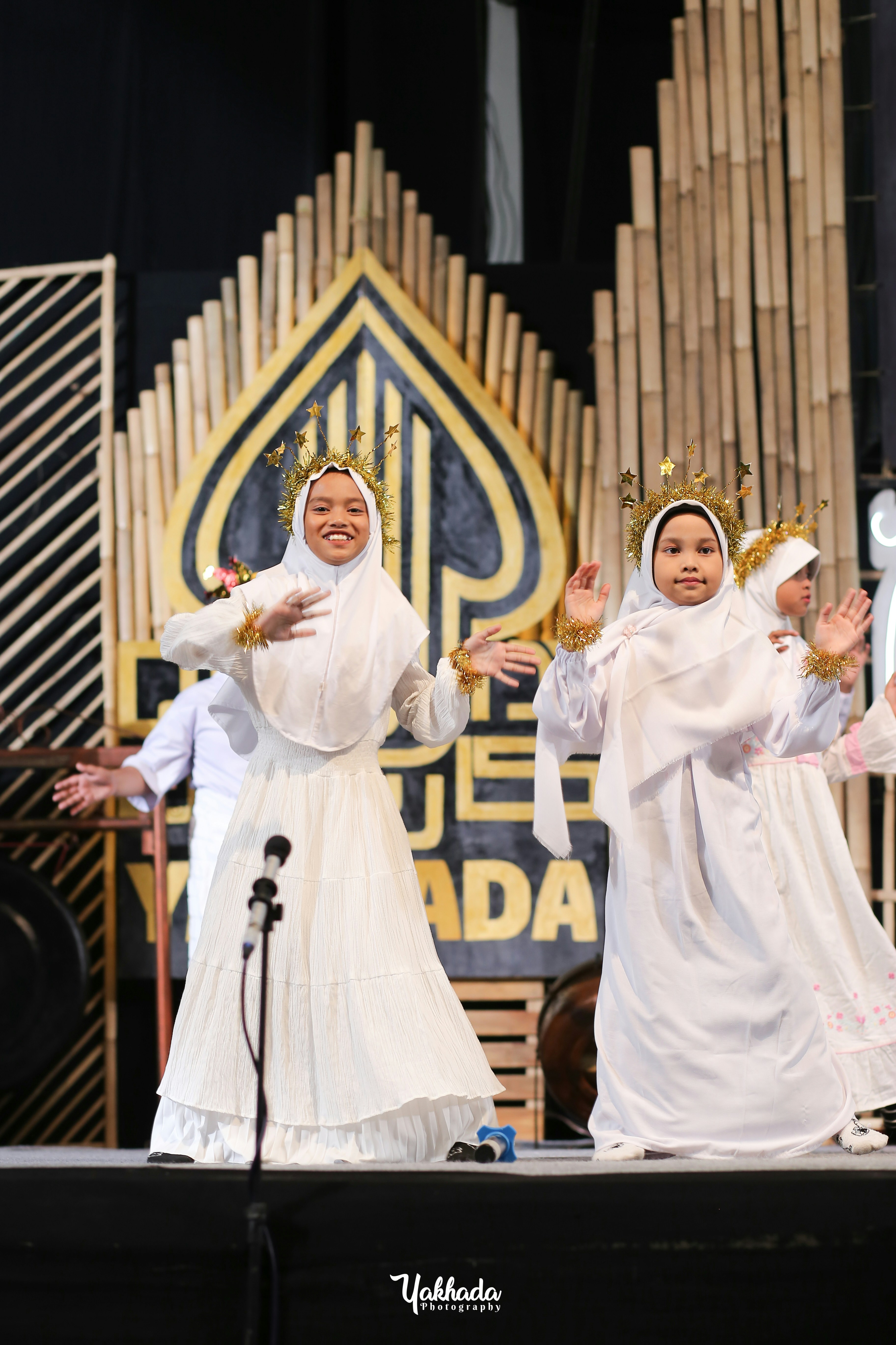 sekelompok orang berdiri di atas panggung