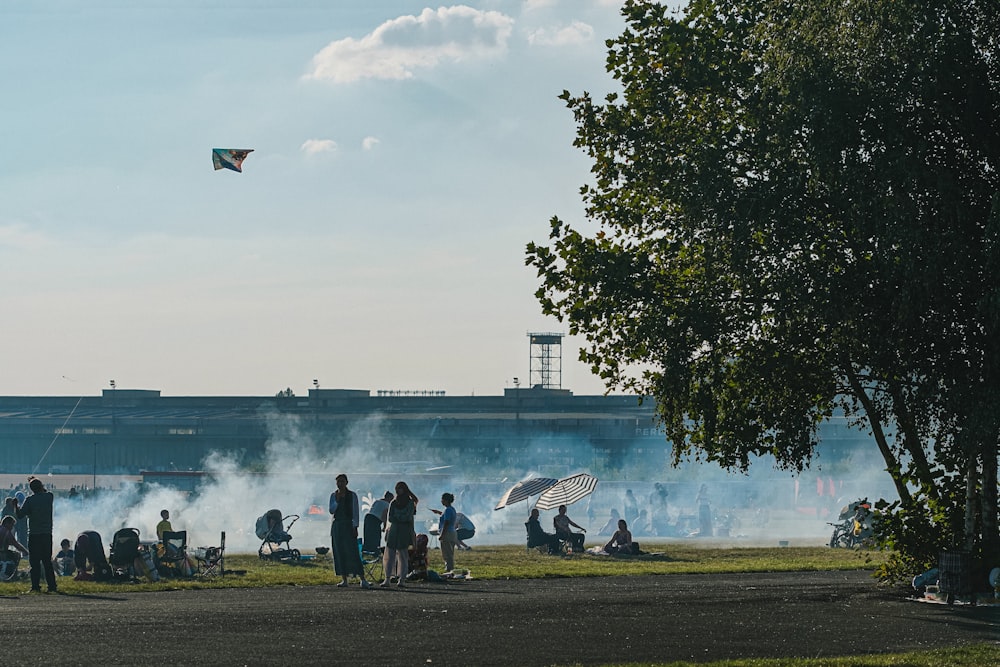 Eine Gruppe von Menschen, die auf einer üppig grünen Wiese stehen