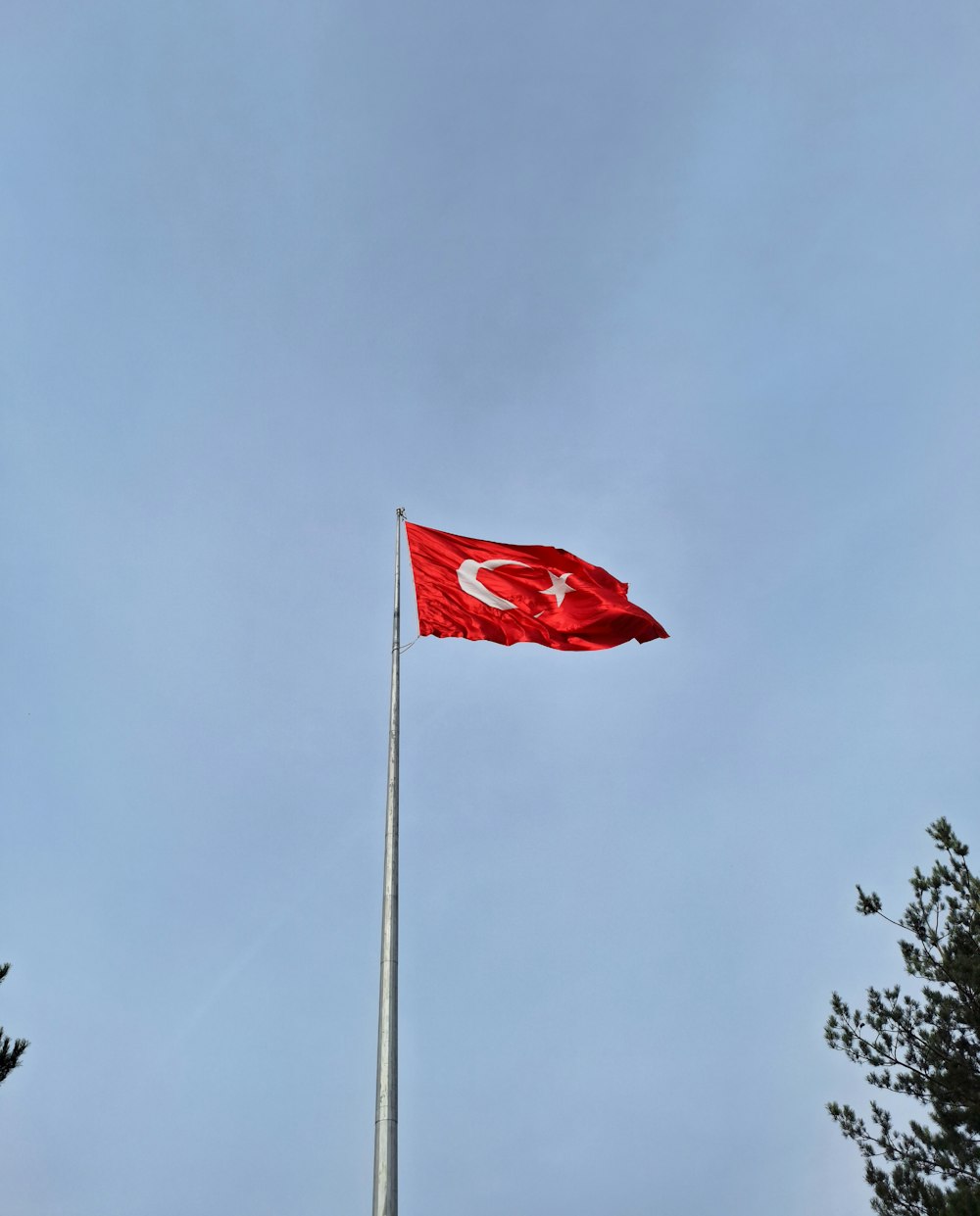 Eine türkische Flagge weht hoch in den Himmel