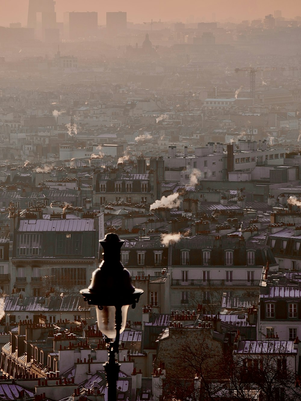 Una veduta di una città dall'alto di un edificio