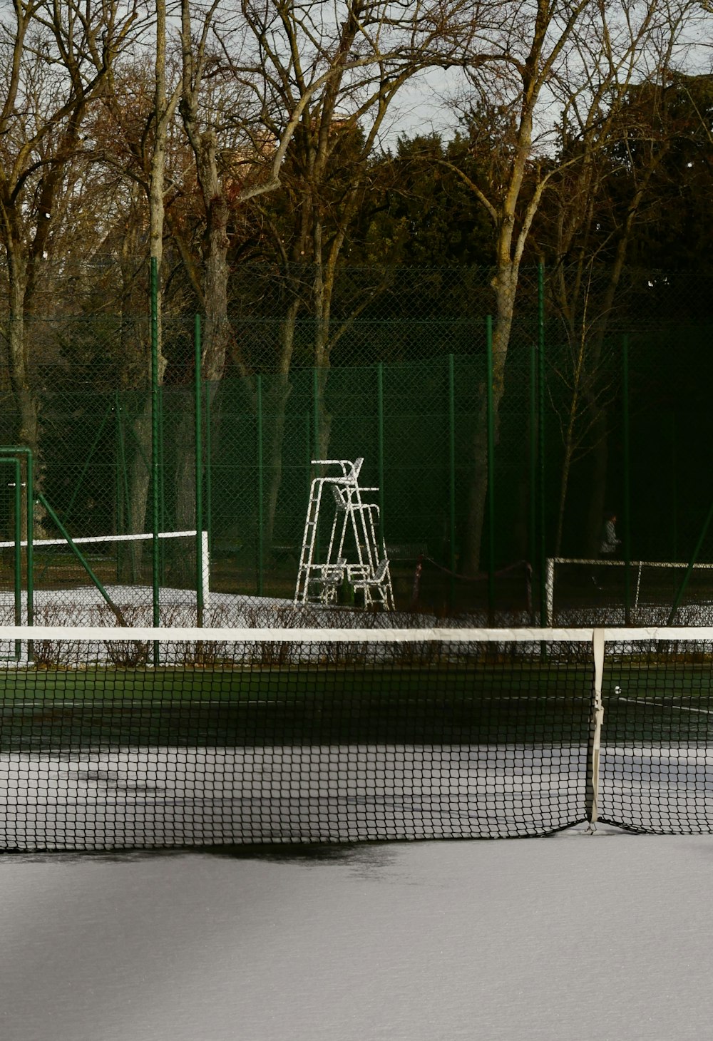 una cancha de tenis con una red en el medio