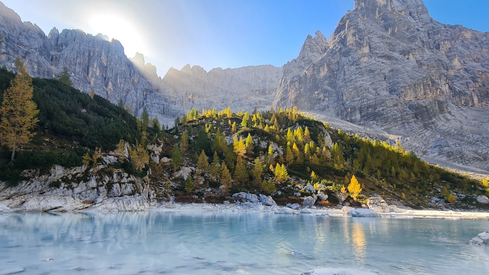 Un lago rodeado de montañas y árboles