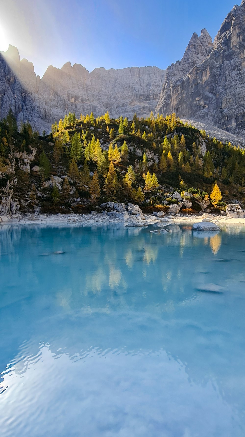 Un lago azul rodeado de montañas y árboles