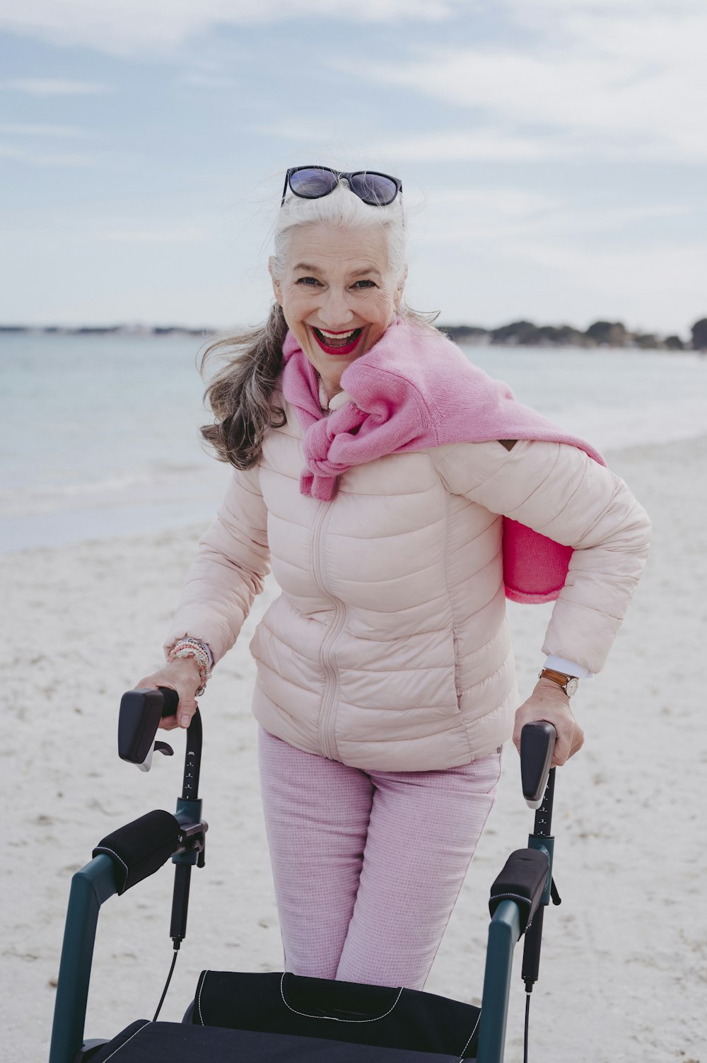 una donna con un deambulatore sulla spiaggia