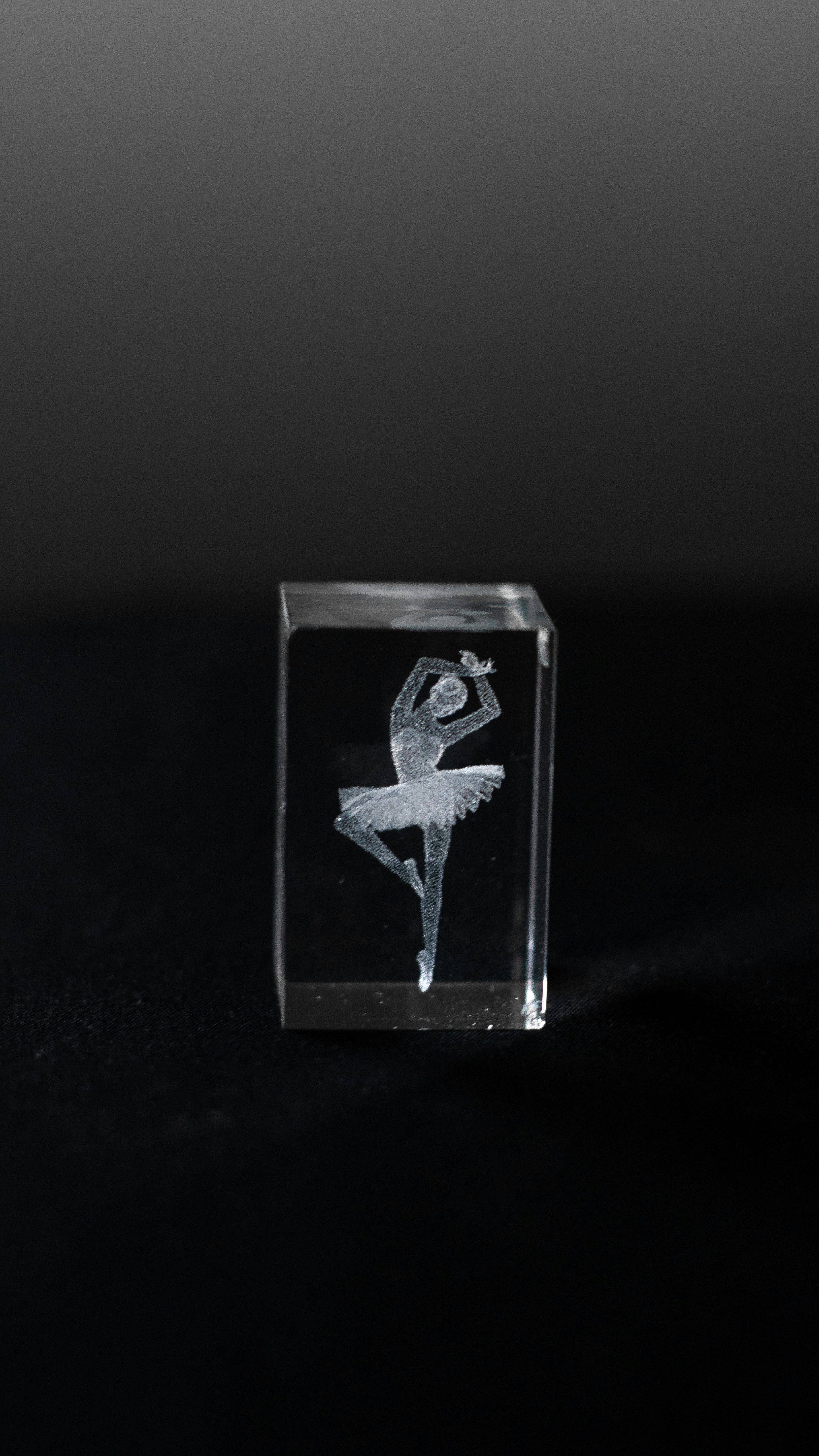 Acrílico grabado a láser con figura de bailarina