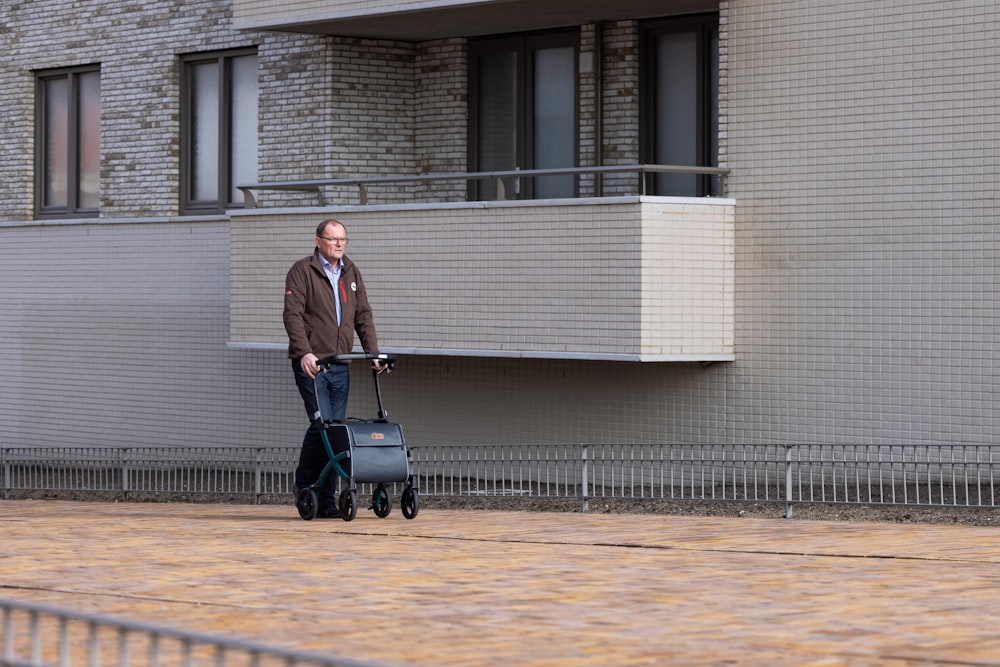 un homme poussant une charrette devant un bâtiment