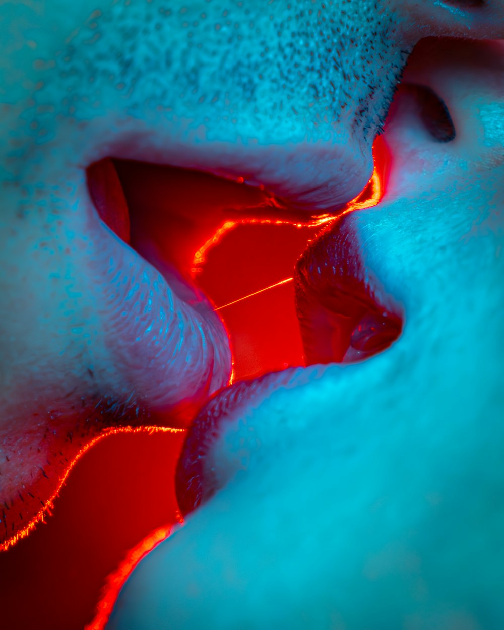 um close up do pescoço de uma pessoa com uma luz vermelha