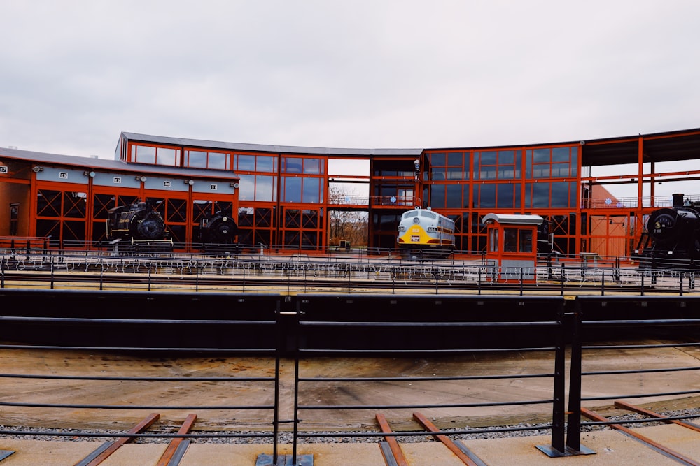 ein Bahnhof mit einem Zug auf den Gleisen