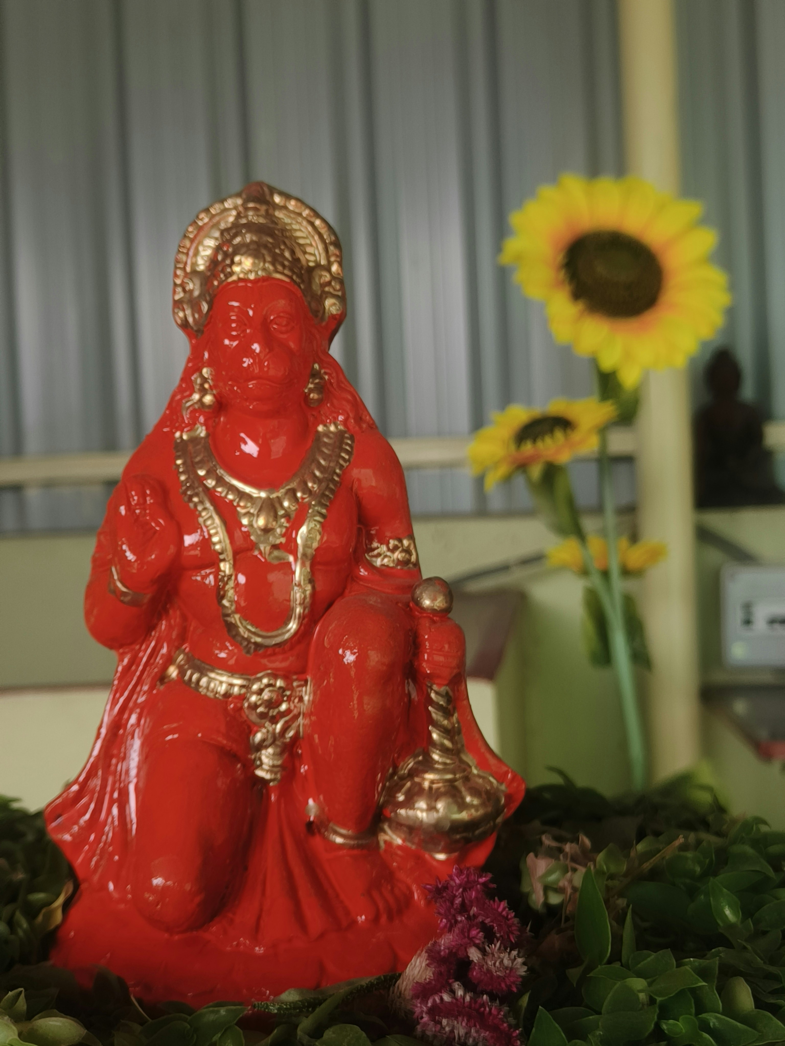 una estatua de una persona sentada en un jardín