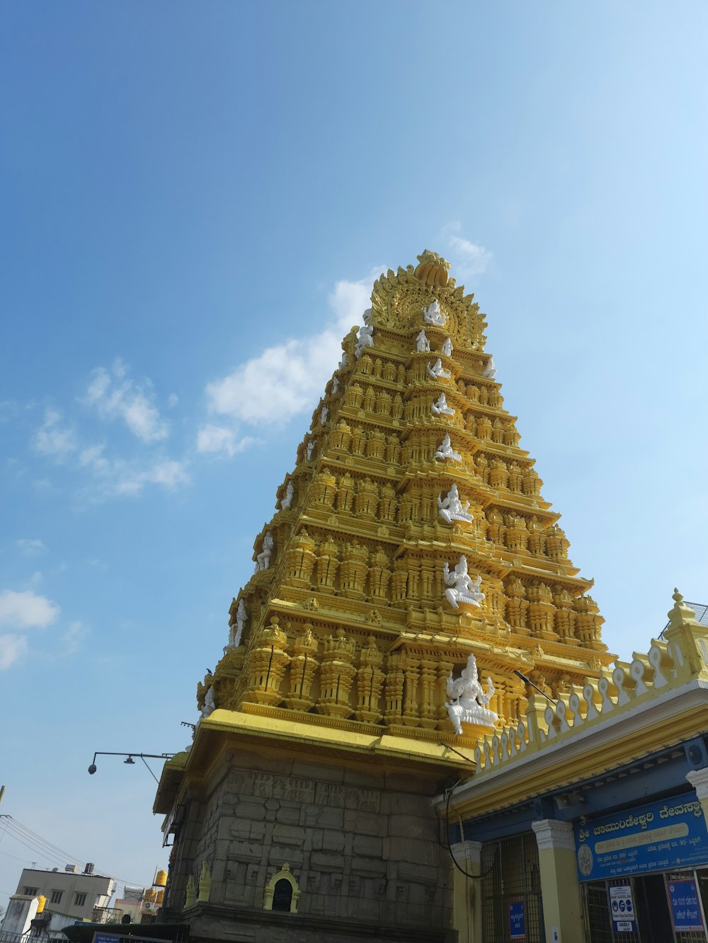 a very tall golden building with a sky background