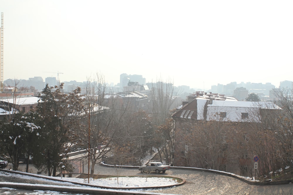 Blick auf eine verschneite Stadt von einem Hügel aus