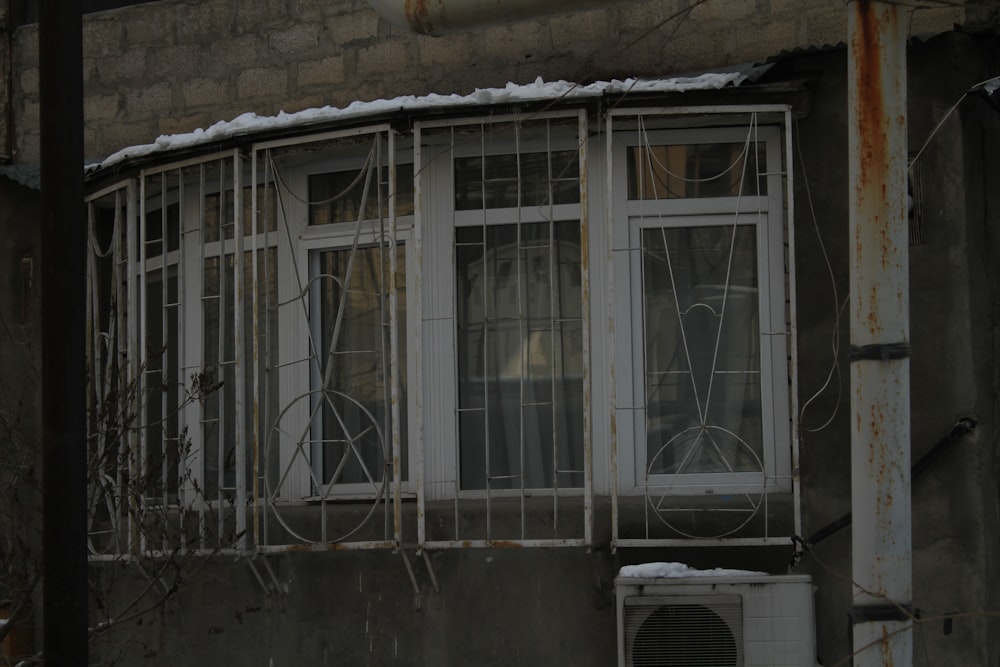 ein altes Gebäude mit Fenster und Klimaanlage