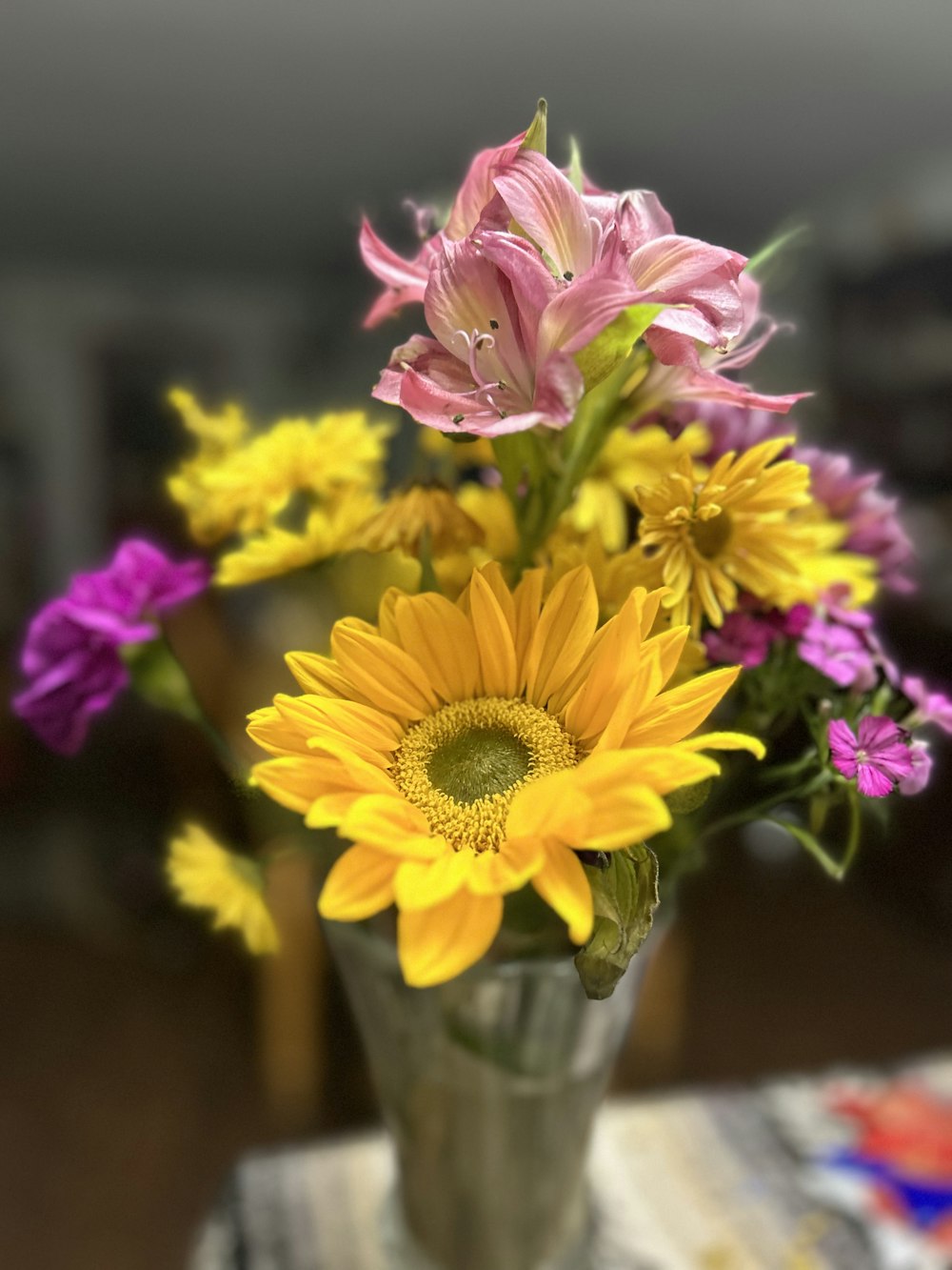 色とりどりの花がたくさん咲き誇る花瓶