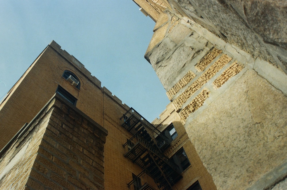 얼굴에 시계가 있는 높은 벽돌 건물
