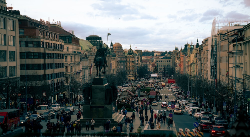 a busy city street filled with lots of traffic