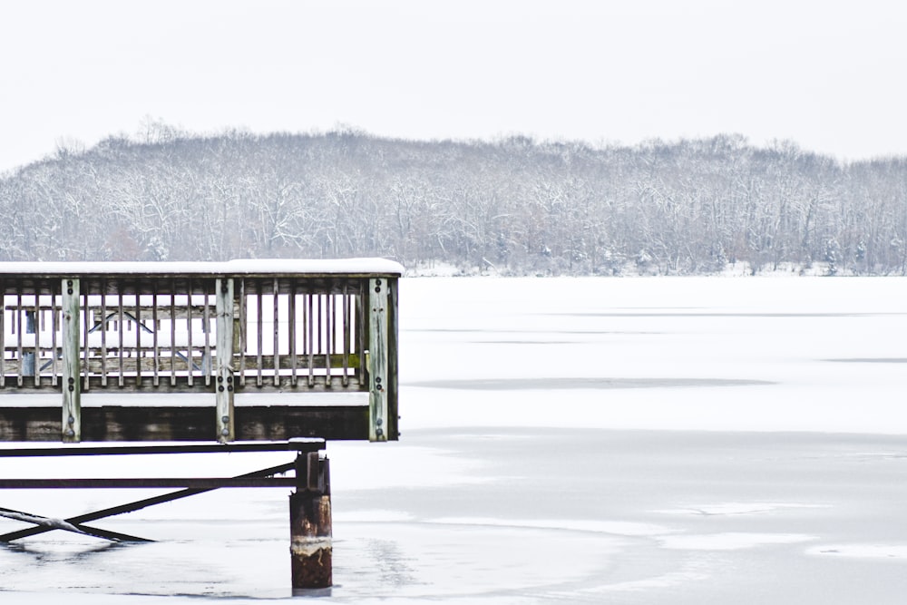 un banc assis au-dessus d’un lac gelé