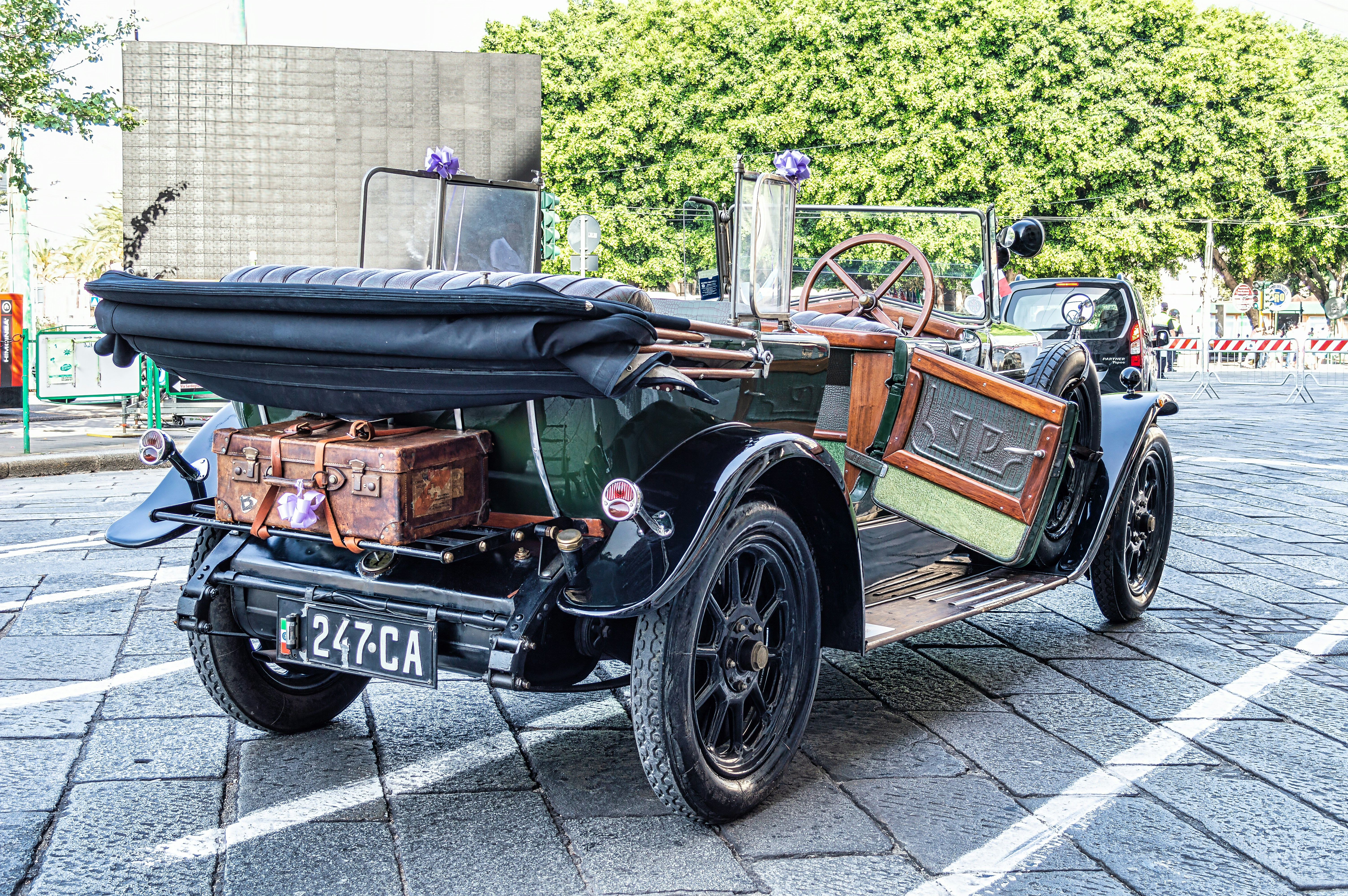 Un'auto vecchio stile è parcheggiata in un parcheggio