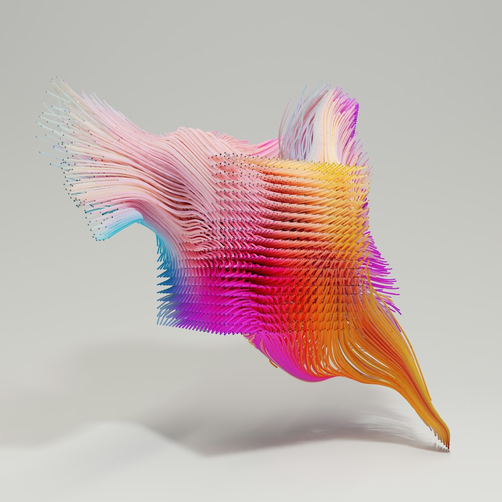 una escultura multicolor de un pez sobre fondo blanco