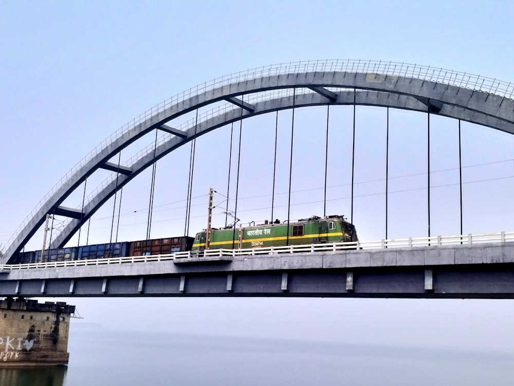 un train circulant sur un pont au-dessus d’un plan d’eau