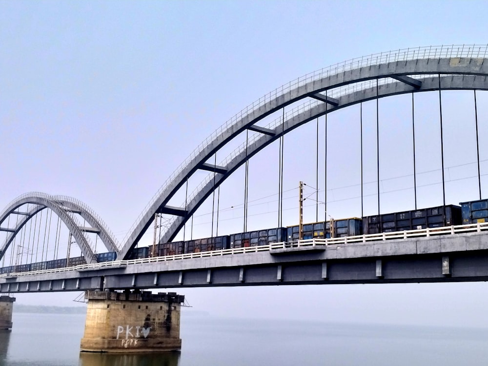 un train traversant un pont au-dessus d’un plan d’eau