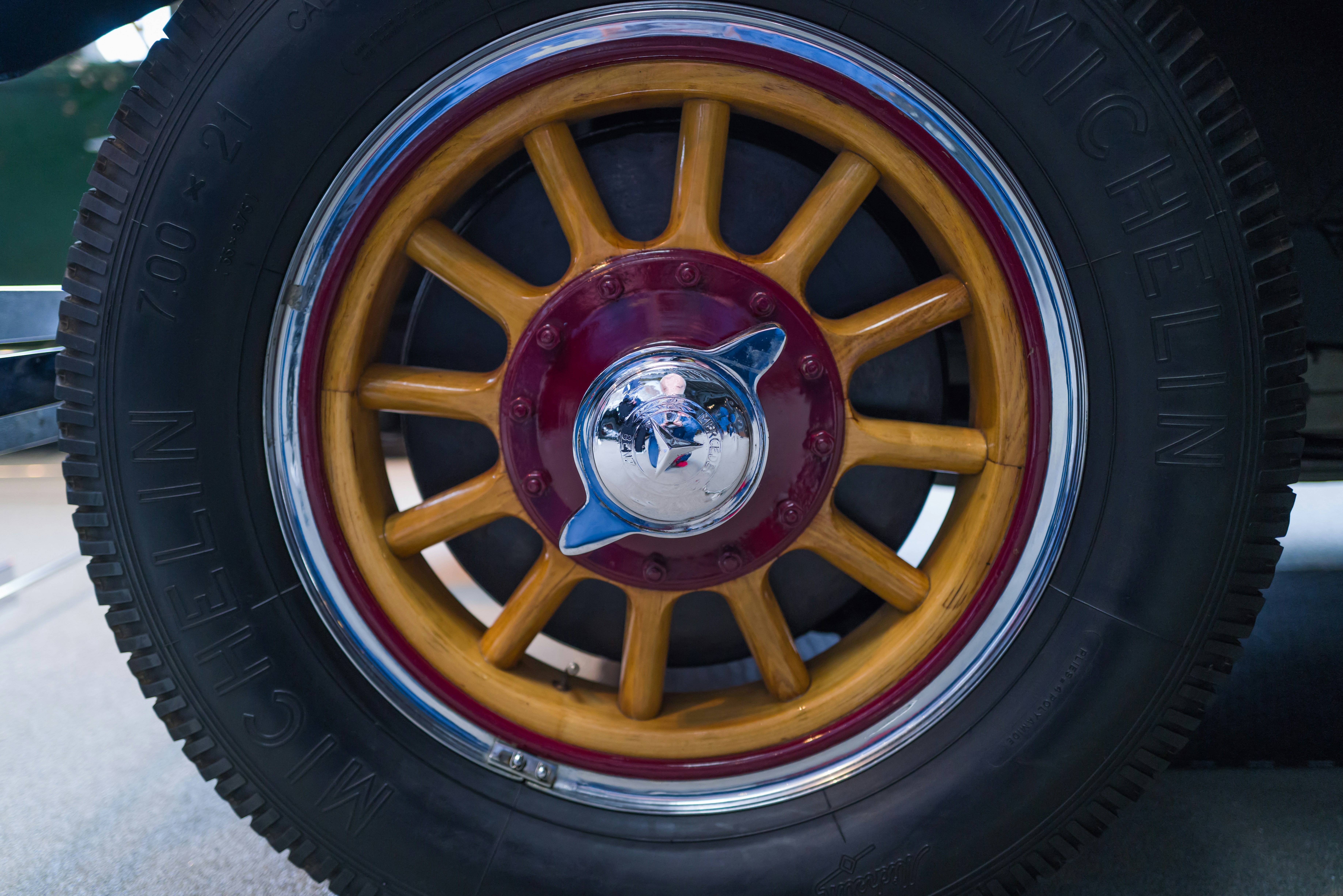 Un primer plano de un neumático en un coche