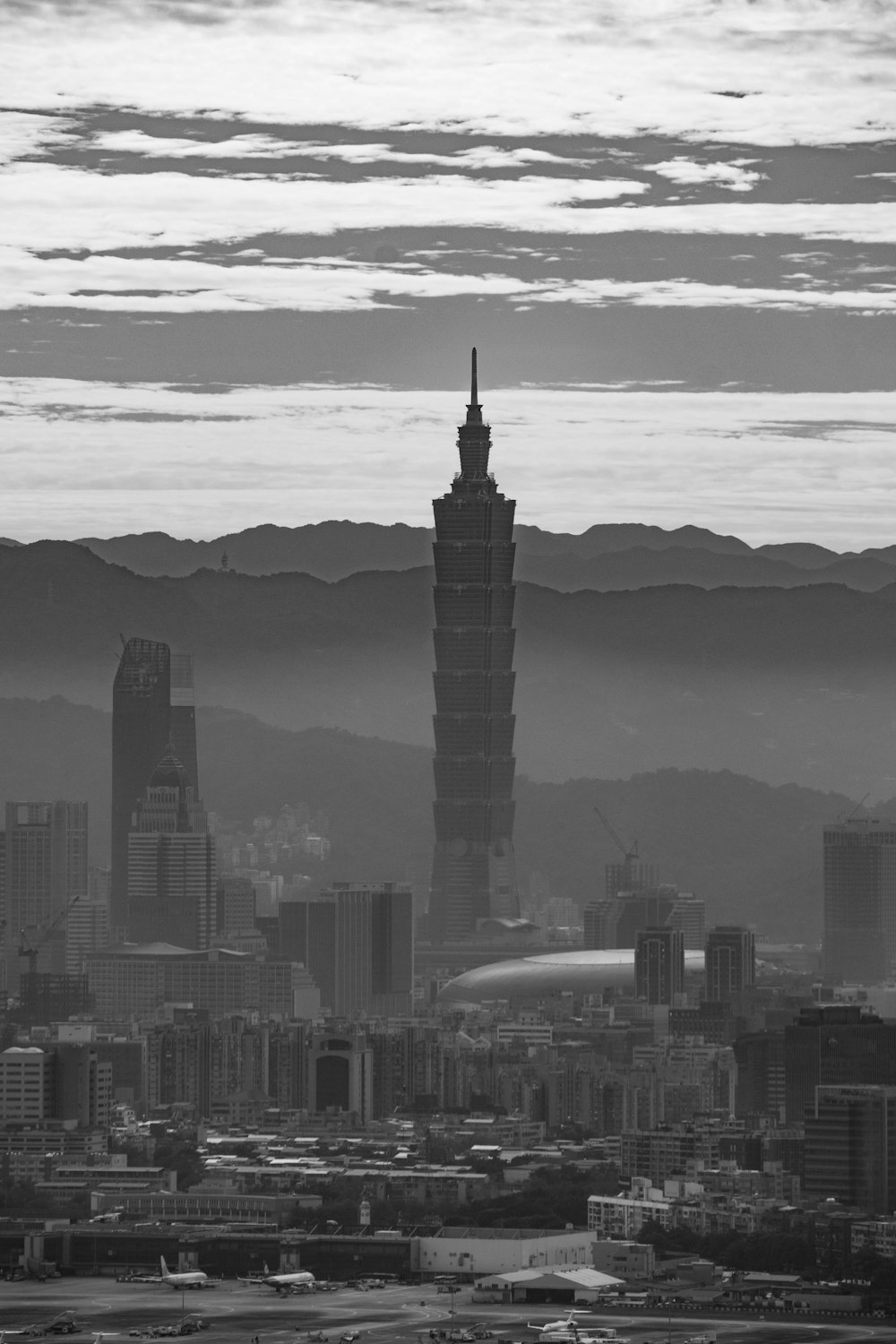 a black and white photo of a city skyline