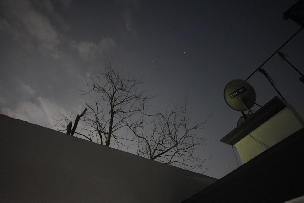 une antenne parabolique au sommet d’un immeuble la nuit