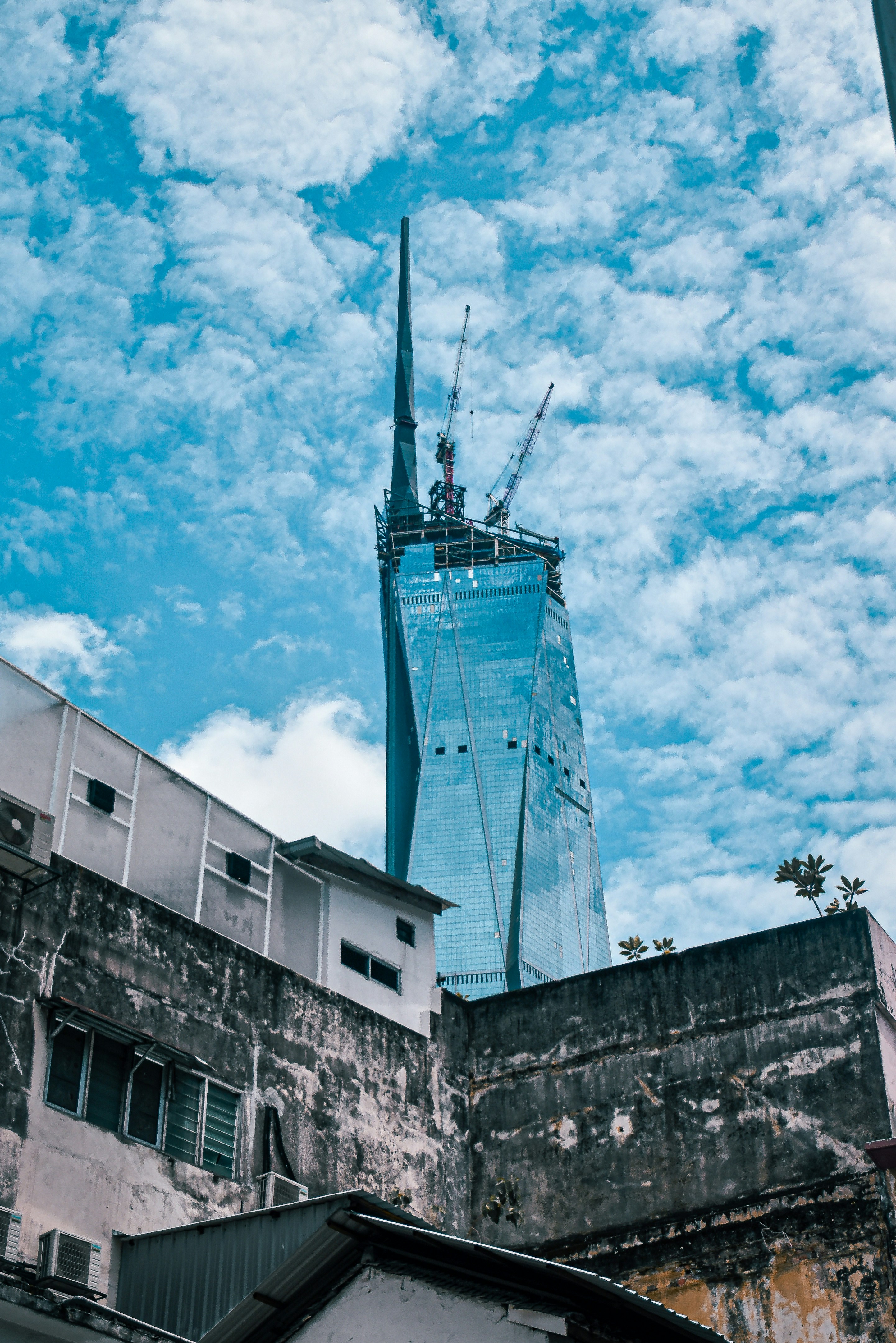 Un grand bâtiment sous un ciel bleu nuageux