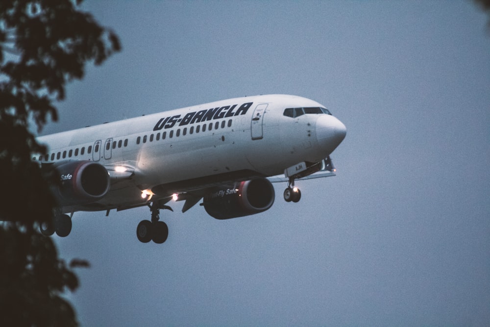 un gran avión de pasajeros volando a través de un cielo nublado
