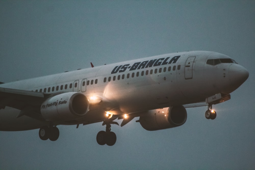 un gran avión de pasajeros volando a través de un cielo nublado