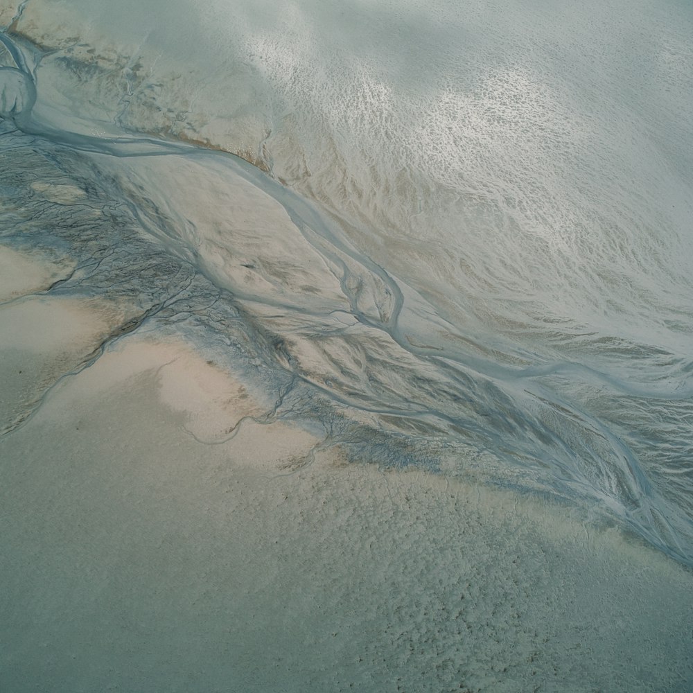 uno specchio d'acqua che contiene un po' d'acqua