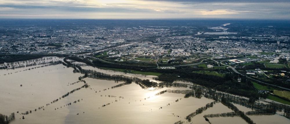 une vue aérienne d’une grande étendue d’eau ;