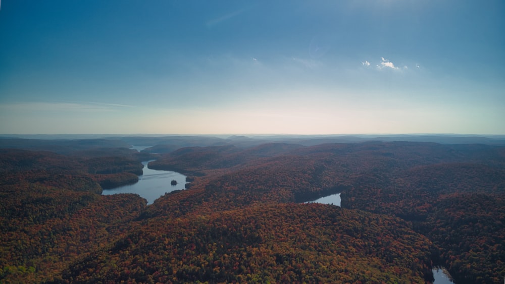 une vue aérienne d’un lac entouré d’arbres