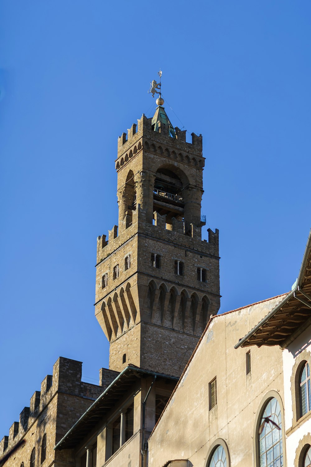 une haute tour surmontée d’une horloge