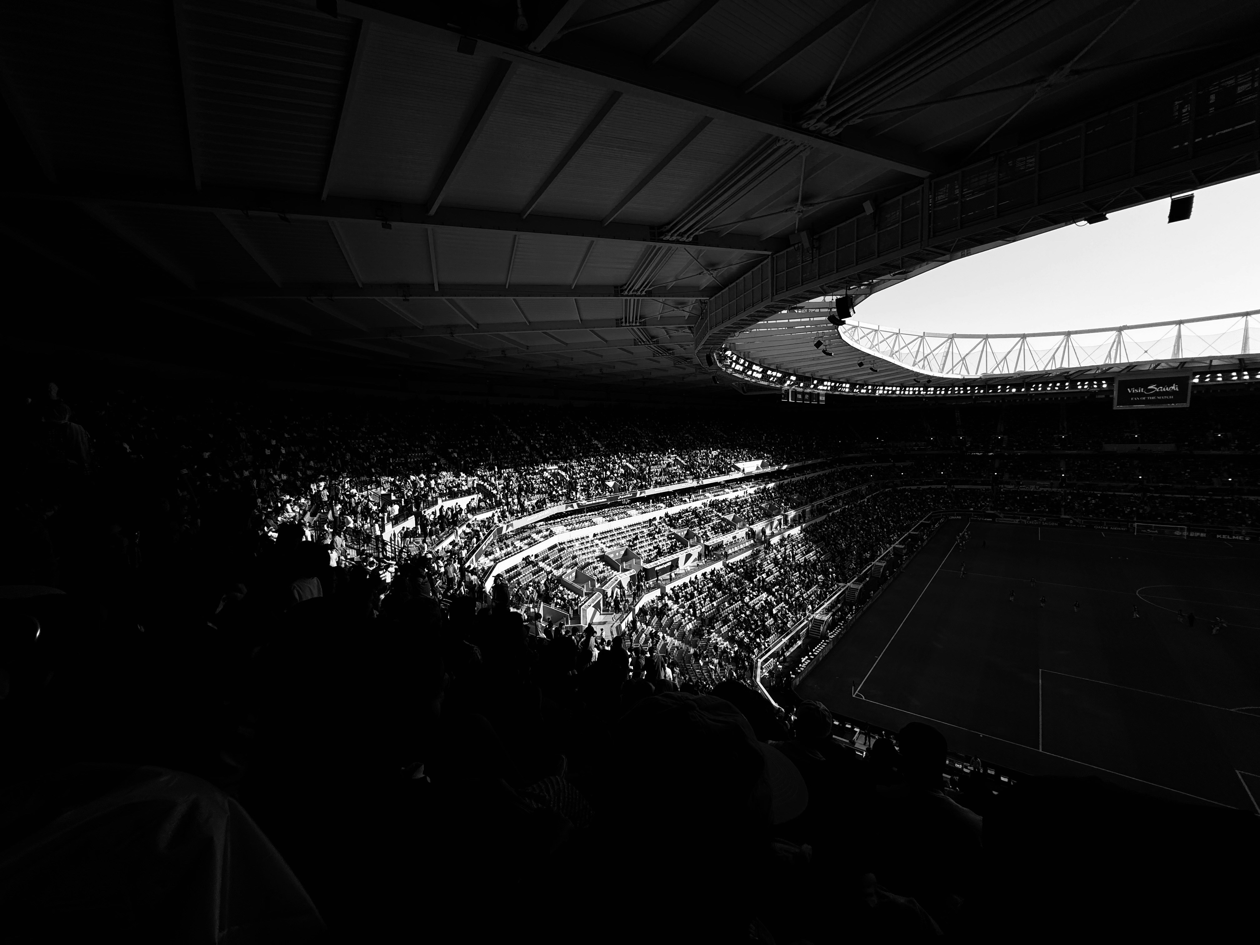 Tribunas iluminadas en un estadio durante un partido nocturno