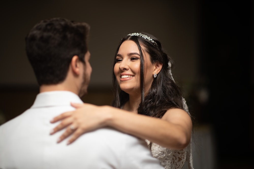 Braut und Bräutigam tanzen zusammen auf ihrer Hochzeit